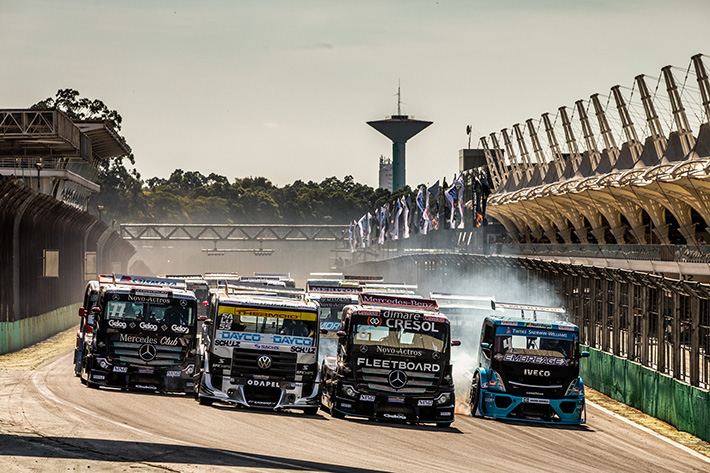 Caminhões da Copa Truck em alta velocidade durante uma corrida emocionante, mostrando a adrenalina e competitividade do esporte